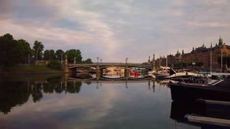 Puente-Viejo-Djurgardsbron-Y-Aguas-Tranquilas-En-Estocolmo,-Mañana-De-Verano