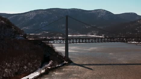 Una-Vista-Aérea-Del-Puente-De-La-Montaña-Del-Oso-En-Un-Día-Soleado-Con-Cielos-Azules-Claros