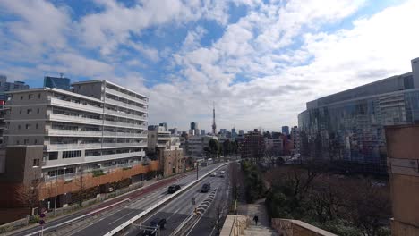 Lapso-De-Tiempo-De-La-Vista-De-Tokio-Desde-Las-Colinas-De-Roppongi-Durante-El-Día-Con-Nubes-Onduladas