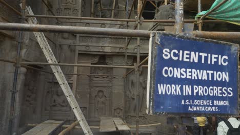 Trabajo-Científico-De-Conservación-En-Curso-En-Las-Antiguas-Cuevas-De-Ajanta.