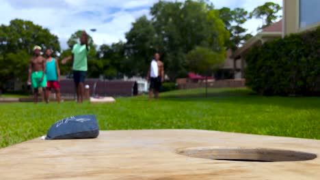 Unbekannte-Freunde-Spielen-Cornhole-Im-Hinterhof-Mit-Sitzsäcken-Der-NFL-Dallas-Cowboys