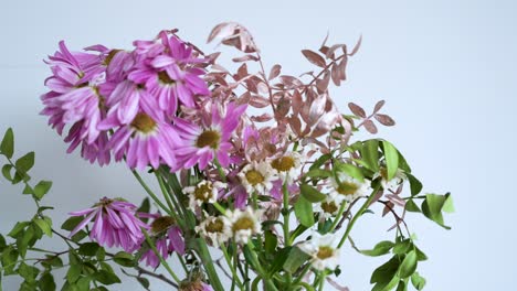 Vista-De-Una-Boutique-Con-Una-Variedad-De-Coloridas-Flores-Maduras-Marchitas-En-Un-Jarrón.