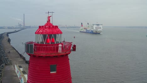 Rotes-Licht-Flackert-Auf-Dem-Leuchtturm-Von-Poolbeg-Mit-Kreuzfahrtschiff,-Dublin,-Irland