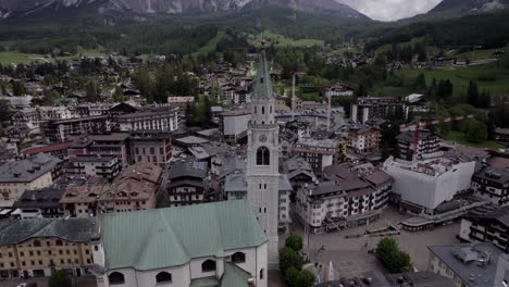 órbita-Cercana-Torre-Del-Reloj-Medieval-Cortina-D&#39;ampezzo,-Dolomitas-Italia