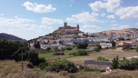 Imagen-Aérea-De-Un-Pueblo-Andaluz-Con-Un-Castillo-Arriba.