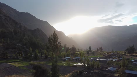Sonnenaufgang-Oder-Sonnenuntergang-In-Den-Peruanischen-Bergen