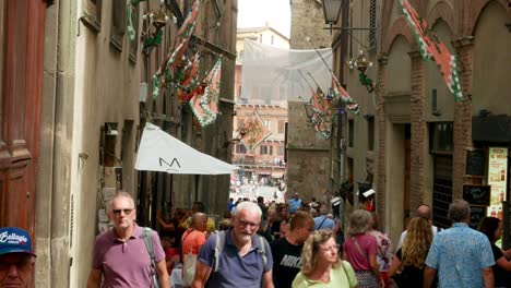 Gente-Caminando-Por-Una-Calle-De-Siena-En-El-Festival-Del-Cochinillo-De-Monte-San-Savino