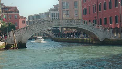 Bridge-over-canal-in-Venice,-Italy
