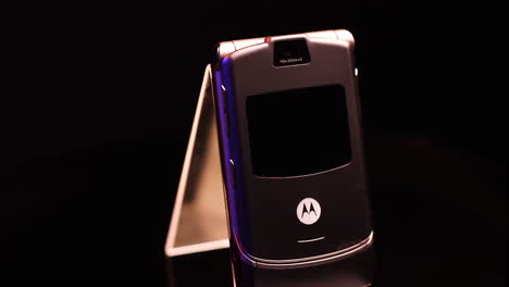 Motorola-Razr-V3-Klapphandy,-Vintage-Mobiltelefon-Aus-Den-2000er-Jahren,-Nahaufnahme