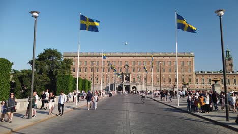 Zeitlupenaufnahme-Von-Schwedischen-Flaggen,-Die-Am-Nationalfeiertag-Vor-Dem-Königspalast-In-Stockholm-Wehen