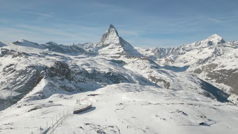 Epische-4K-Drohnenaufnahmen-Von-Einem-Vorbeifahrenden-Zug-Und-Dem-Matterhorn-Im-Hintergrund---Zermatt---Schweiz