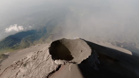 Luftaufnahme-über-Dem-Krater-Des-Vulkans-Fuego-In-Guatemala-An-Einem-Sonnigen-Tag