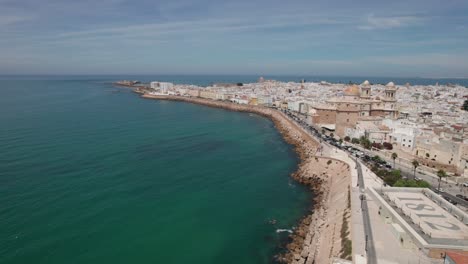 Panorama-Drohnenvideo-Mit-Reisebewegungen-Durch-Die-Stadt-Cadiz-Und-Die-Küste-Während-Des-Sommertages