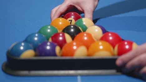 Nach-Dem-Platzieren-Der-Bälle-Hände-Entfernen-Sie-Das-Schwarze-Snooker-Dreieck,-Um-Das-Spiel-Zu-Starten