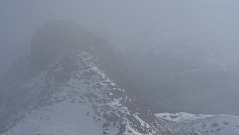 Montañas-Cubiertas-De-Nieve,-Nubes-A-La-Deriva,-Timelapse-Alto-Tauern-Austria