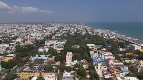 Die-Gesamte-Stadt-Puducherry-Sowie-Die-Atemberaubende-Küste-Der-Bucht-Von-Bengalen-Sind-Auf-Luftaufnahmen-Zu-Sehen
