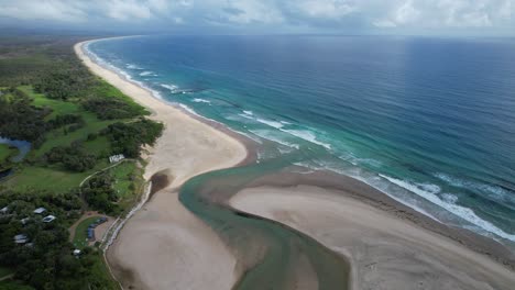 Meer-Und-Fluss,-Ownil-Beach-In-Byron-Bay,-NSW,-Australien---Luftaufnahme