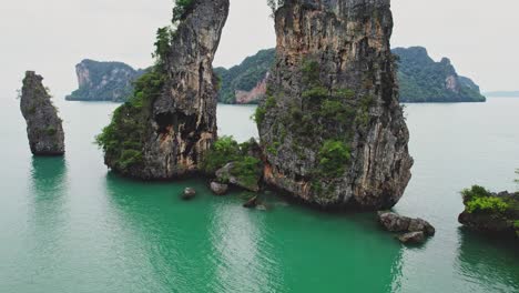 Die-Kalksteinfelsen-Der-Kudu-Insel-Ragen-Hoch-über-Der-Bucht-Von-Phang-Nga-In-Thailand