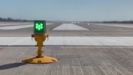 Luz-Verde-En-La-Pista-Del-Aeropuerto-Que-Indica-Que-Está-Libre-Para-Despegar-O-Aterrizar,-Día-Brillante