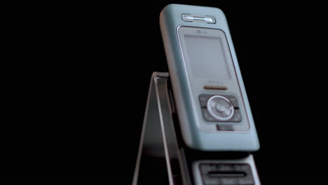 Teléfono-Móvil-LG-M6100-Con-Control-Deslizante-Vintage-De-La-Década-De-2000,-Primer-Plano-Sobre-Fondo-Negro