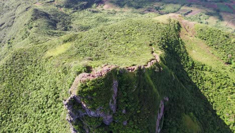 Una-Impresionante-Vista-Aérea-De-La-Montaña-Le-Pouce-Cerca-De-Port-Louis-Bajo-Un-Cielo-Despejado