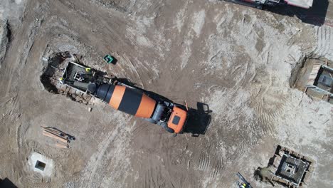 LKW,-Der-Auf-Der-Baustelle-Arbeitet,-Draufsicht