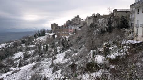 Vista-De-Guardiagrele-Desde-El-Jardín-Cubierto-De-Nieve-De-Villa-Comunale,-Abruzzo,-Italia