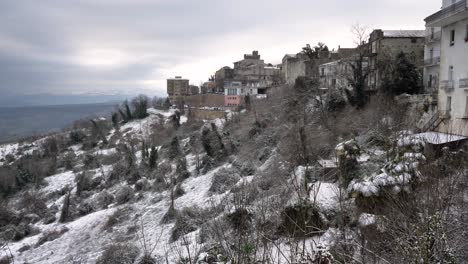 Blick-Auf-Guardiagrele-Vom-Schneebedeckten-Garten-Der-Villa-Comunale,-Abruzzen,-Italien