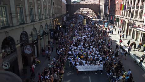 Clip-En-Cámara-Lenta-De-Manifestantes-&quot;marchando-Por-Aquellos-Que-No-Pueden&quot;-En-El-Desfile-Del-Orgullo-Gay-De-Estocolmo-2019