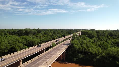 Este-Es-Un-Video-Aéreo-De-Un-Auto-Cruzando-El-Río-Rojo-Desde-Texas-Hacia-Oklahoma.