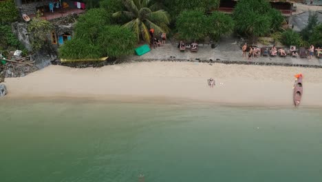 Turista-Vadeando-Aguas-Tranquilas-En-Freedom-Island,-Vietnam