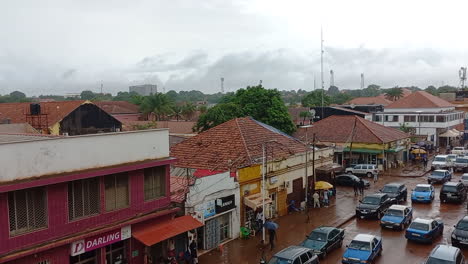 Una-Calle-En-Bissau-En-Un-Día-Lluvioso-Con-Mucho-Tráfico-De-Taxis-Azules