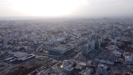 Panoramablick-Auf-Die-Stadt-Larnaca-An-Einem-Sonnigen-Tag-Mit-Wolken,-Zypern