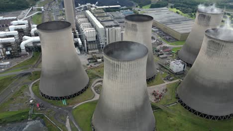 Ratcliffe-on-Soar-Kraftwerk-Luftaufnahme-Dolly-über-Rauchende-Kohle-Betriebene-Atomkraftwerk-Kühltürme