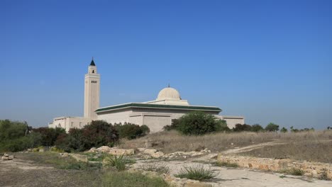 Moschee-In-Karthago,-Tunesien-Unter-Klarem-Blauen-Himmel,-Tag,-Ruhige-Landschaft
