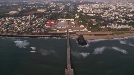 Toda-La-Ciudad-De-Puducherry,-Así-Como-La-Impresionante-Bahía-De-La-Costa-De-Bengala,-Son-Visibles-En-Imágenes-Aéreas.