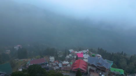 Paisaje-De-Darjeeling-Jardín-De-Té-Y-Bucle-Batasia-Vista-Aérea-De-Darjeeling-Y-Tren-De-Juguete-Darjeeling