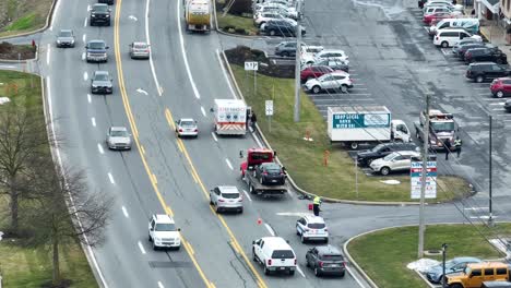 Polizist-Säubert-Straße-Nach-Autounfall-Auf-Amerikanischer-Autobahn