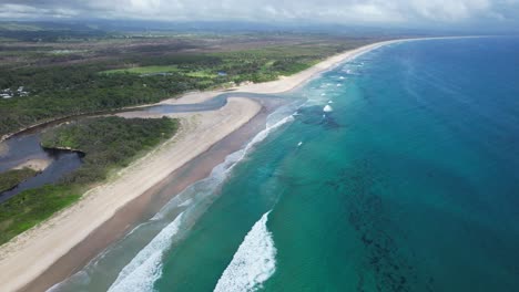 Malerischer-Strand-Und-Bach-Von-Ownil-In-Byron-Bay,-NSW,-Australien-–-Luftaufnahme-Einer-Drohne