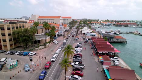 Luftaufnahme-Von-Geschäften-Und-Einkaufsvierteln-Im-Hafen-Von-Oranjestad,-Aruba