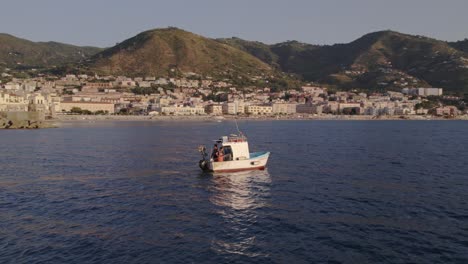 Vista-Aérea-Del-Barco-Pesquero-En-El-Mar-Mediterráneo-Al-Atardecer,-Sicilia,-Italia