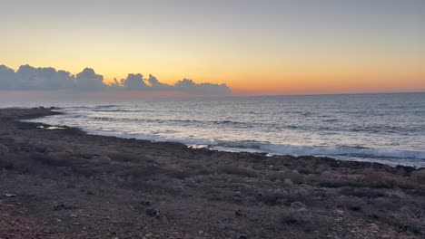 Puesta-De-Sol-En-La-Playa-En-Paphos,-Chipre.