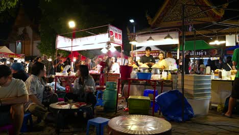 Typischer-Thailändischer-Food-Court-In-Der-Nacht-Mit-Ständen-Und-Menschen