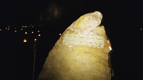 Signo-De-Roca-Elefante-En-La-Noche.-Al-ula,-Arabia-Saudita