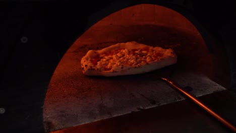 Pizza-Horneada-En-Un-Horno-De-Pizza-Italiano-Con-Fuego-Alrededor-En-Cámara-Lenta