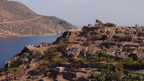 Las-Ruinas-De-La-Pared-De-Roca-Rota-Siguen-Siendo-Un-Recordatorio-Histórico-De-La-Isla-Fortaleza-De-Spinalonga,-Creta,-Grecia