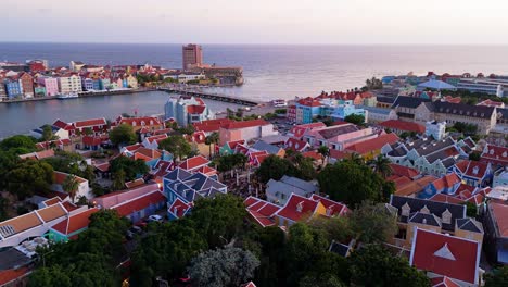 Errichtung-Einer-Umlaufbahn-Um-Das-Dorf-Kura-Hulanda-In-Otrobanda,-Willemstad,-Curaçao,-Mit-Kreuzfahrtschiff,-Das-Bei-Sonnenuntergang-Angedockt-Ist