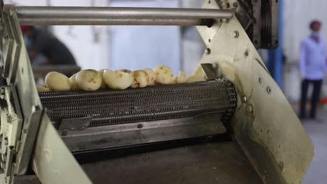 POV-Aufnahme-Kartoffeln-Fallen-Auf-Den-Teller-Und-Chips-Werden-Für-Die-Verarbeitung-Vorbereitet