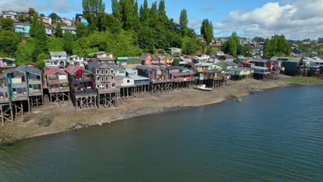 Farbenfrohe-Delta-Holzhäuser-über-Dem-Meerwasser-Der-Insel-Im-Chilenischen-Patagonien,-Drohnenlandschaft-Der-Nachbarschaft,-Skyline-Im-Sommer