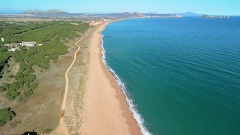Playa-De-Pals-Con-Las-Islas-Medas-Al-Fondo.